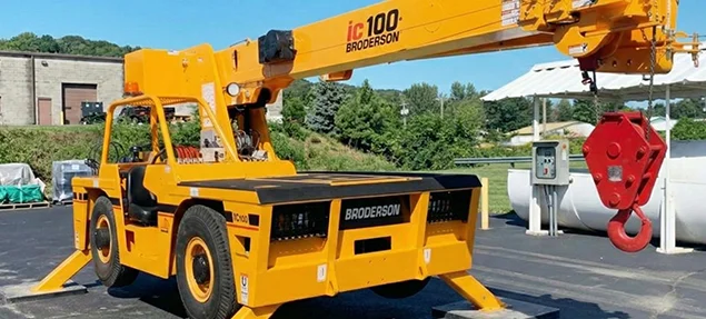 Built for heavier picks and controlled placement, the Broderson IC-100 delivers reliable carry deck performance.